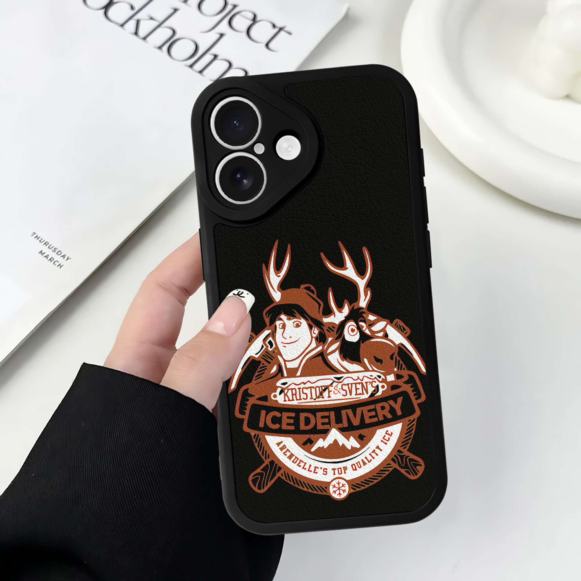 （画像用） アナと雪の女王 アンナ エルサ Frozen Anna Elsa 【iPhone 16シリーズ対応】シリコンスマホケース（レザー調） 材質：シリコン